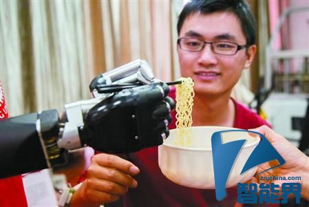 能用筷子撈面，我國(guó)仿人假肢機(jī)械手將投放市場(chǎng)