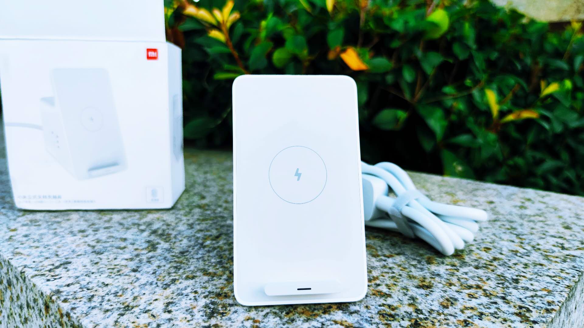 當(dāng)無線充與插座相結(jié)合，桌面充電需求一次搞定