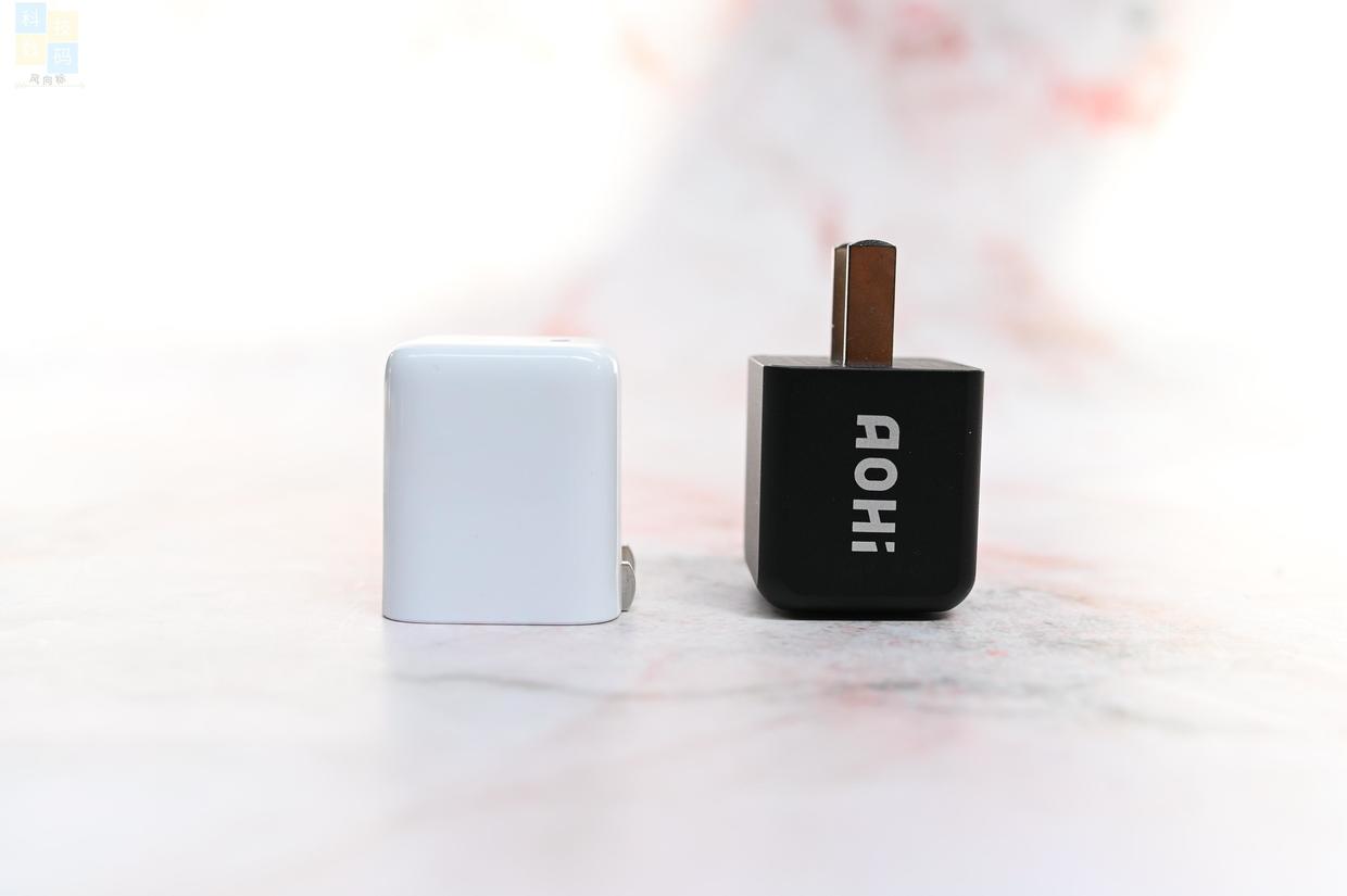 小巧精致的充電器，30W功率兼容更全面，AOHI 30W充電頭上手