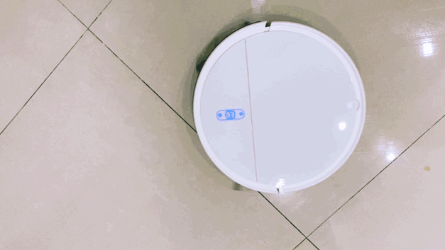 明顯看出 拖地后有一些水漬，干了以后看不出水漬