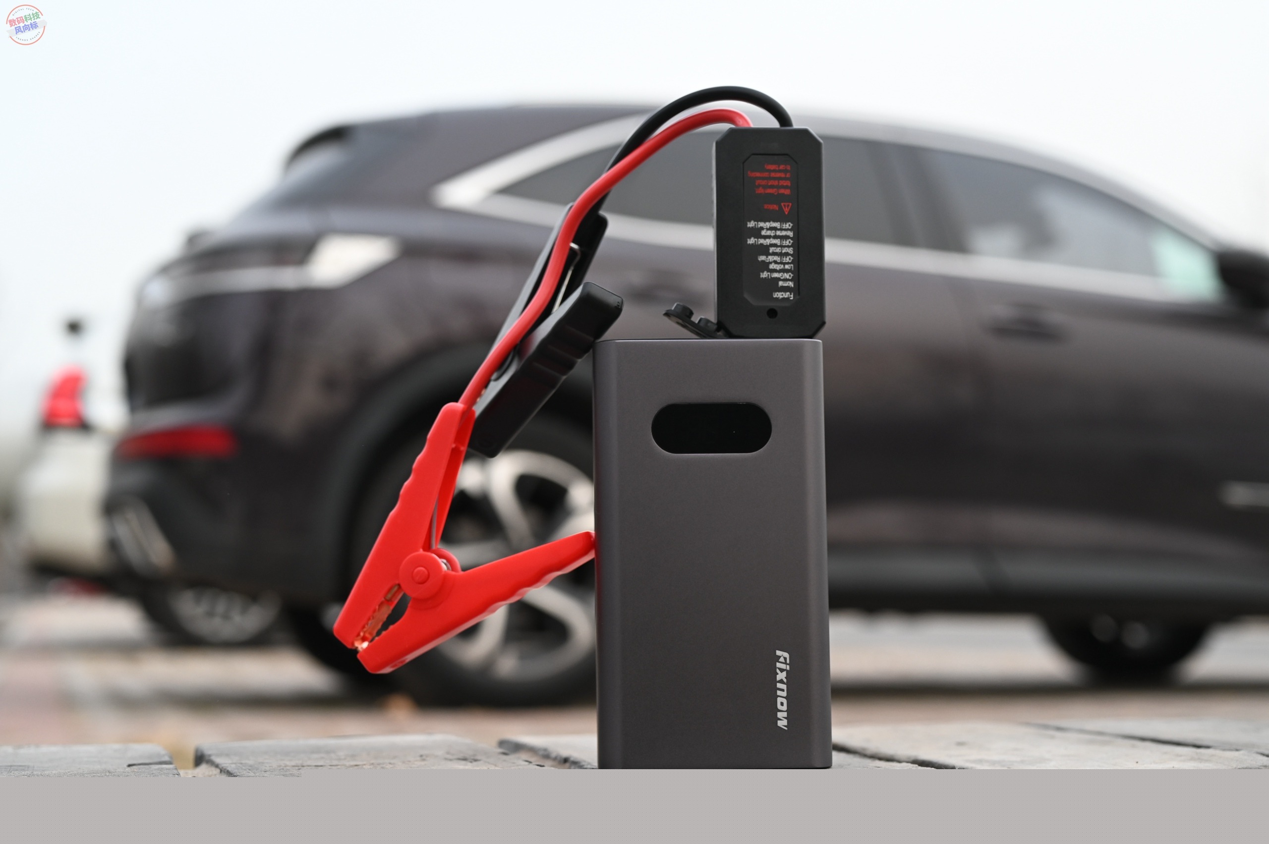 專治油車沒電的應(yīng)急電源，緊急啟動還能給手機(jī)充電